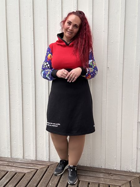 Underbart❤️ jerseykjole_sort/rød/fargerik