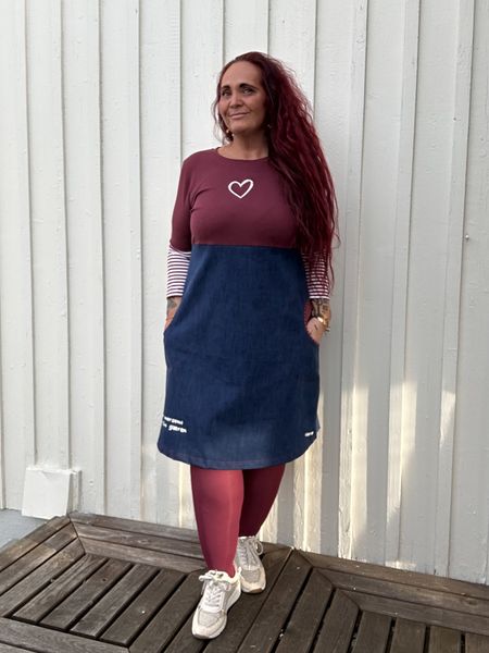 Gæren ❤️mørkeblå jeanskjole/burgunder/hvit