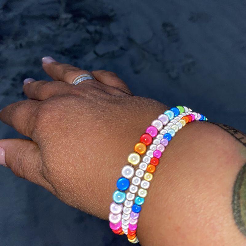 3 stk skinnende armbånd_regnbue+GråHvitt 4 mm & 6 mm perler