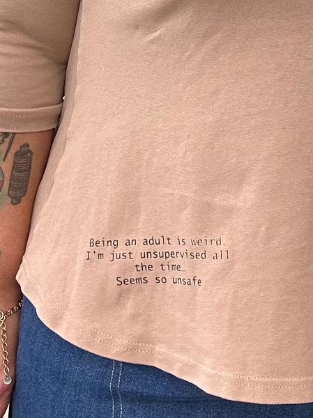 'Adult' jerseygenser med volanger_mørk beige