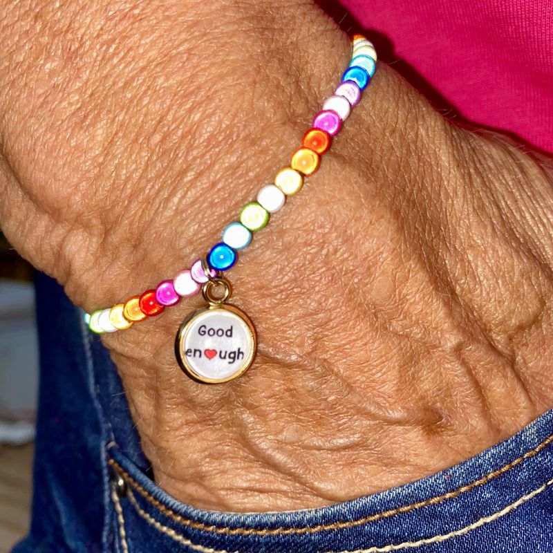 4 mm perler armbånd m/anheng_Fargerikt