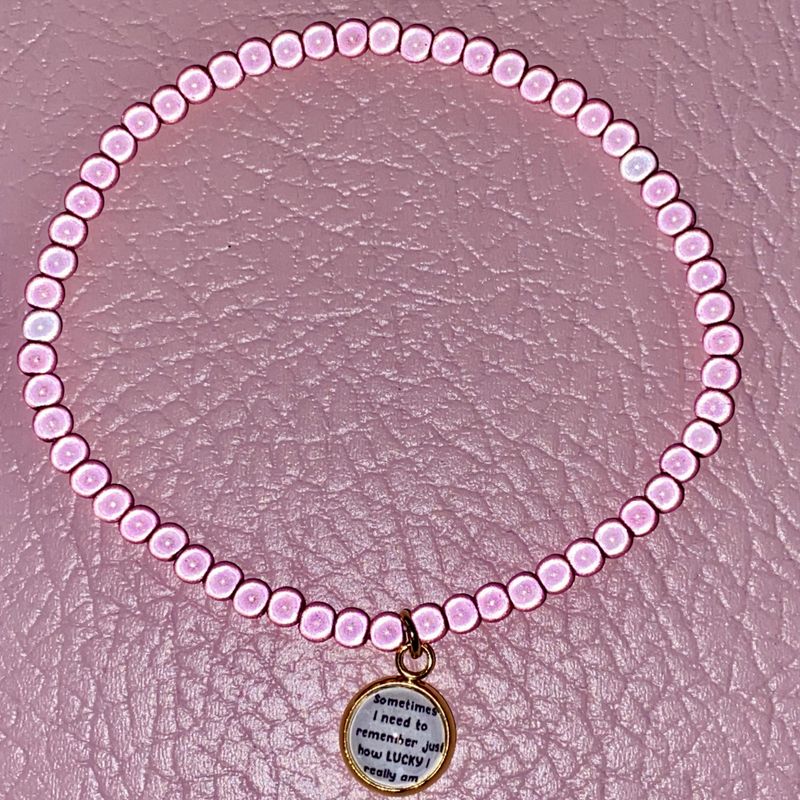 4 mm perler armbånd m/anheng_Lyserosa