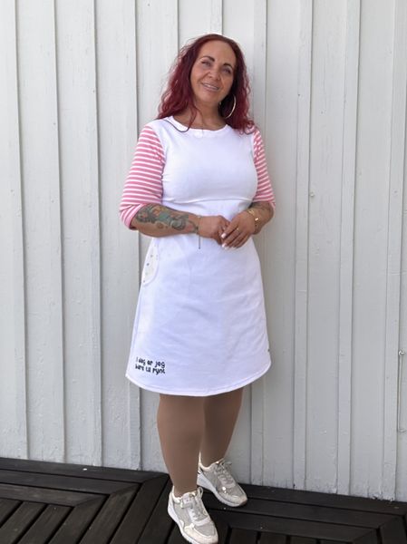 Til pynt❤️ Hvit jeanskjole med rosa ermer